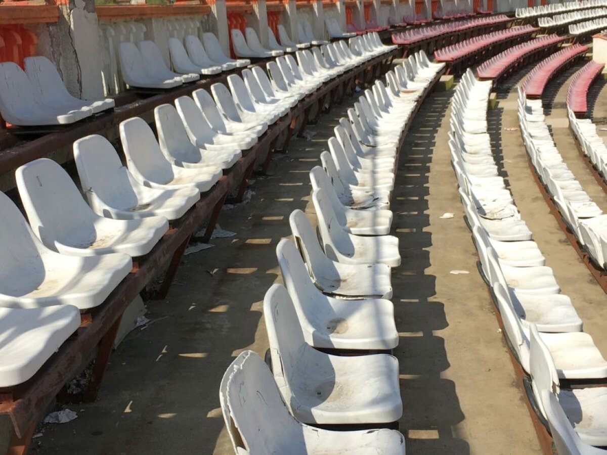 GALERIE FOTO Imagini dezolante din Ștefan cel Mare: "Pe stadion sunt păsări moarte, sticle pisate și blugi aruncați"