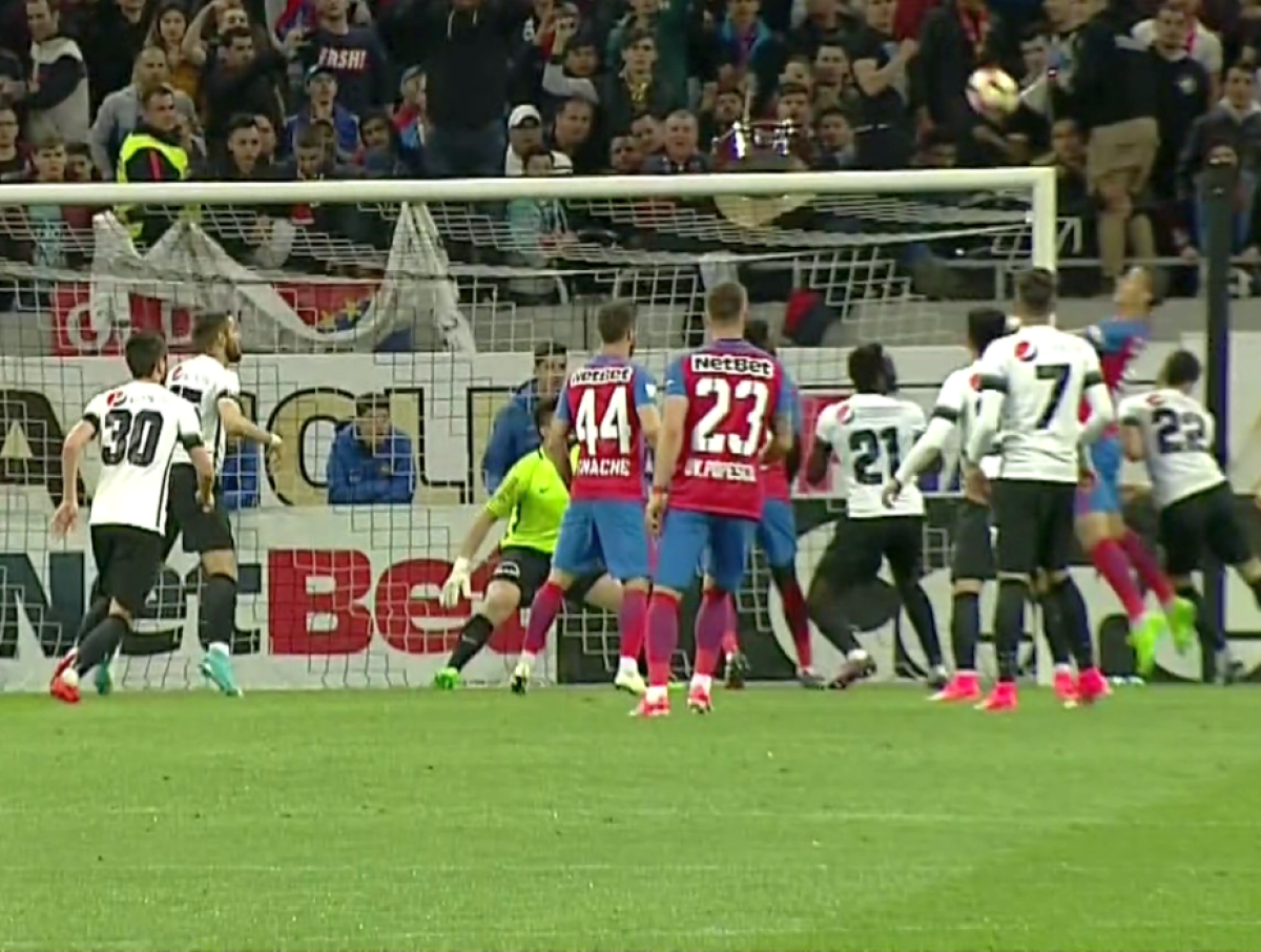 FOTO Faze controversate în "finala campionatului"! FCSB a cerut două penalty-uri în meciul cu Viitorul