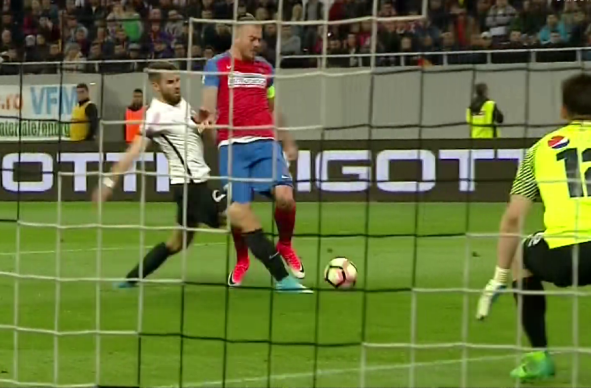 FOTO Faze controversate în "finala campionatului"! FCSB a cerut două penalty-uri în meciul cu Viitorul