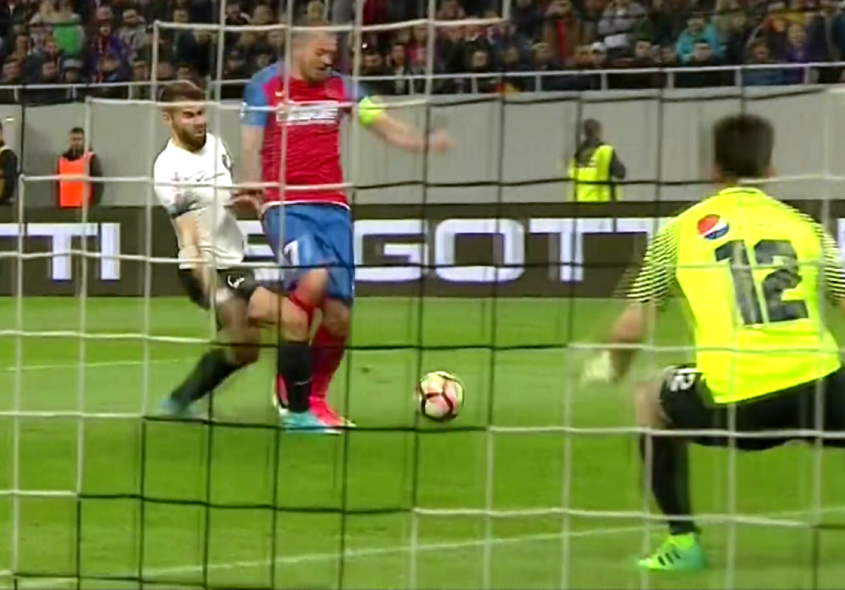 FOTO Faze controversate în "finala campionatului"! FCSB a cerut două penalty-uri în meciul cu Viitorul