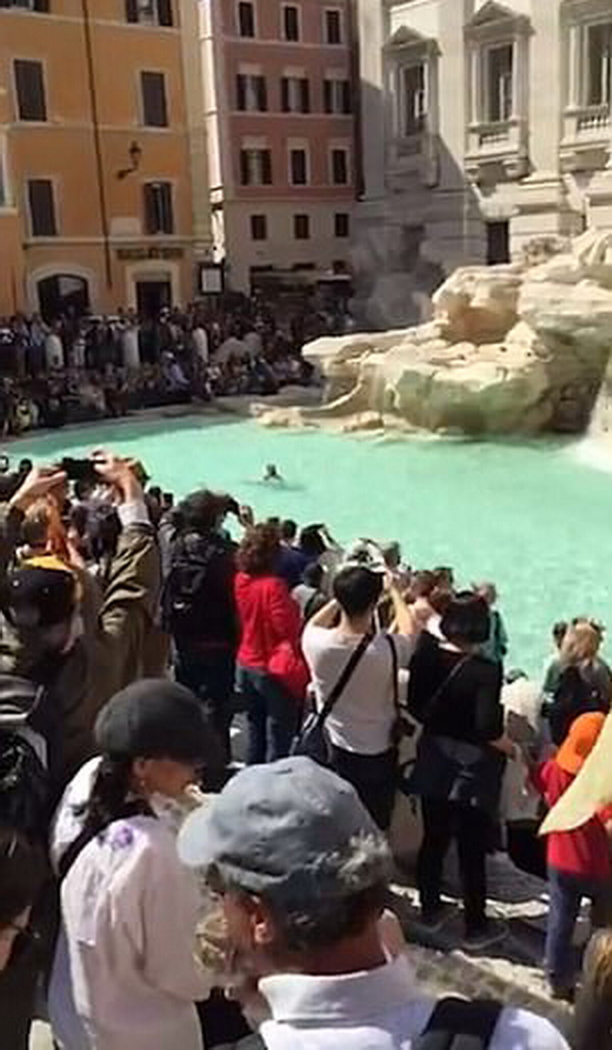 FOTO & VIDEO Cel mai nebun gest făcut la Fontana di Trevi din Roma!