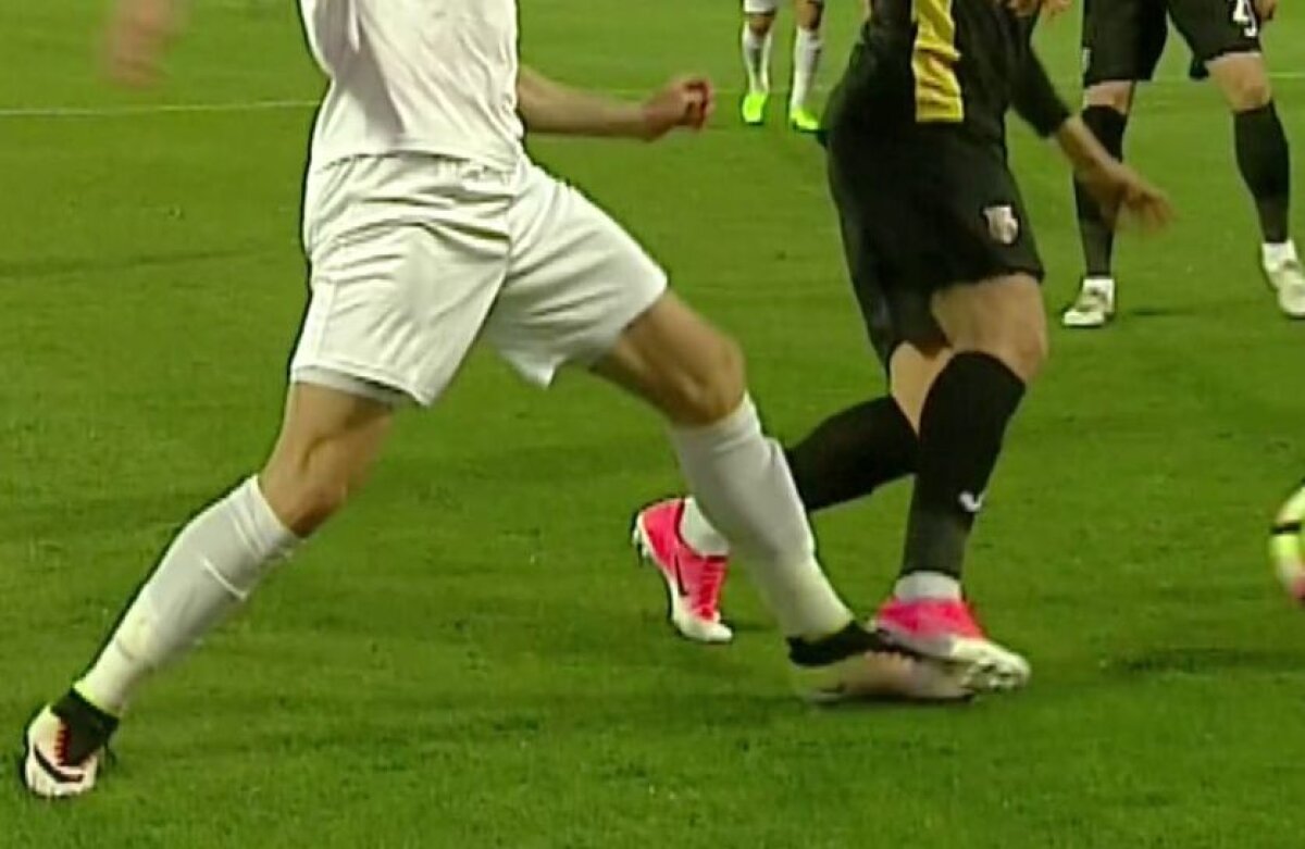 VIDEO+FOTO Comănescule, ia-ţi ochelari şi lasă-te! Gazeta i-a dat NOTA 1 "centralului" din semifinala Astra - ACS Poli! O singură dată ziarul a dat o notă mai mică unui arbitru