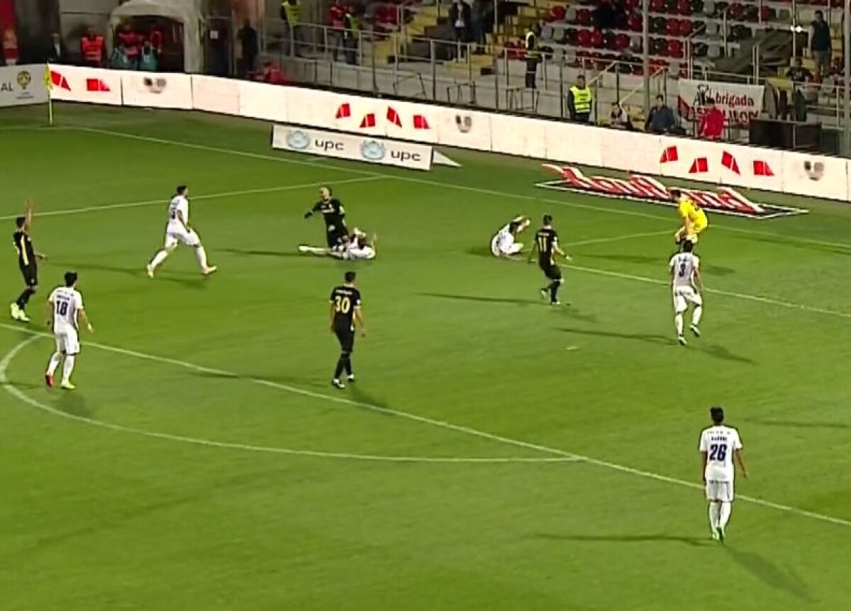 VIDEO+FOTO Comănescule, ia-ţi ochelari şi lasă-te! Gazeta i-a dat NOTA 1 "centralului" din semifinala Astra - ACS Poli! O singură dată ziarul a dat o notă mai mică unui arbitru