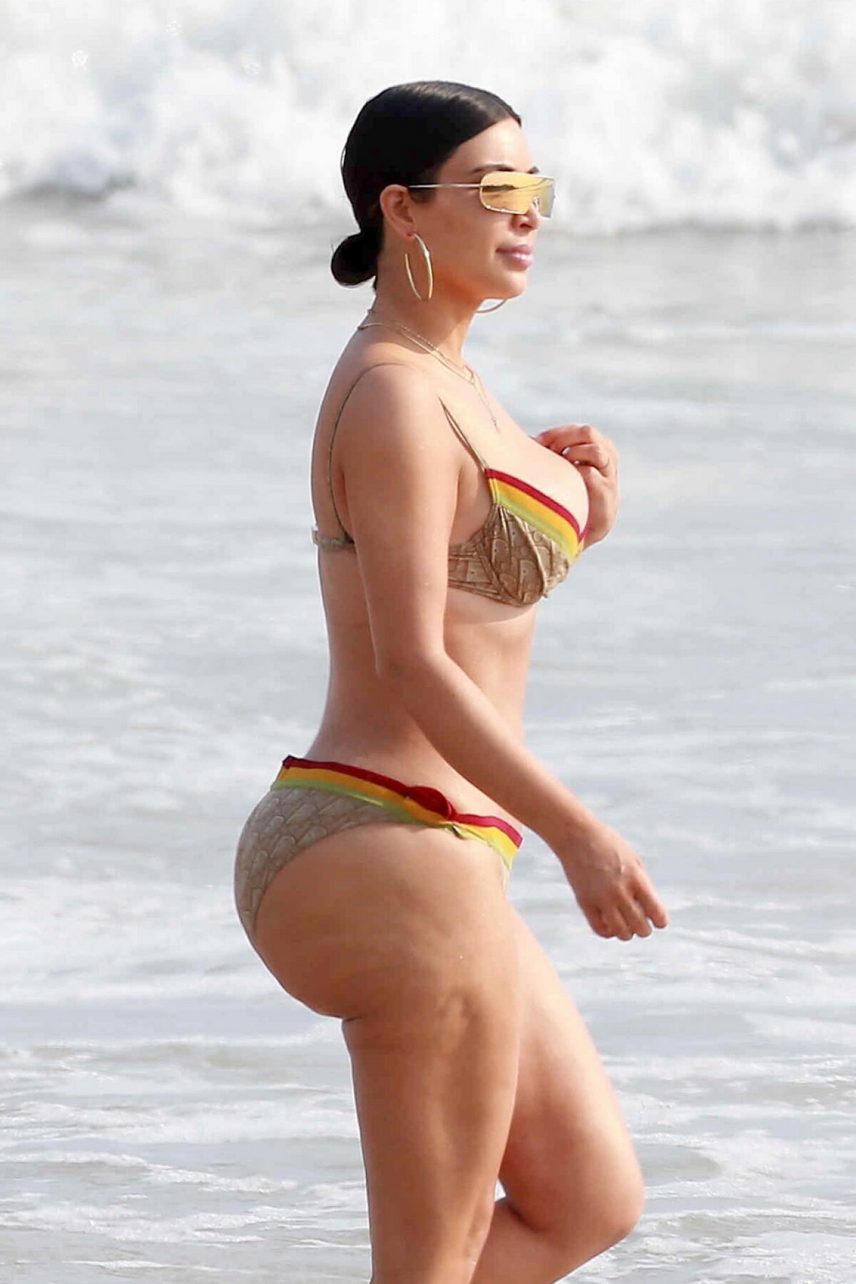 GALERIE FOTO Kim Kardashian și-a arătat posteriorul la plajă! Ți se mai pare la fel de sexy?
