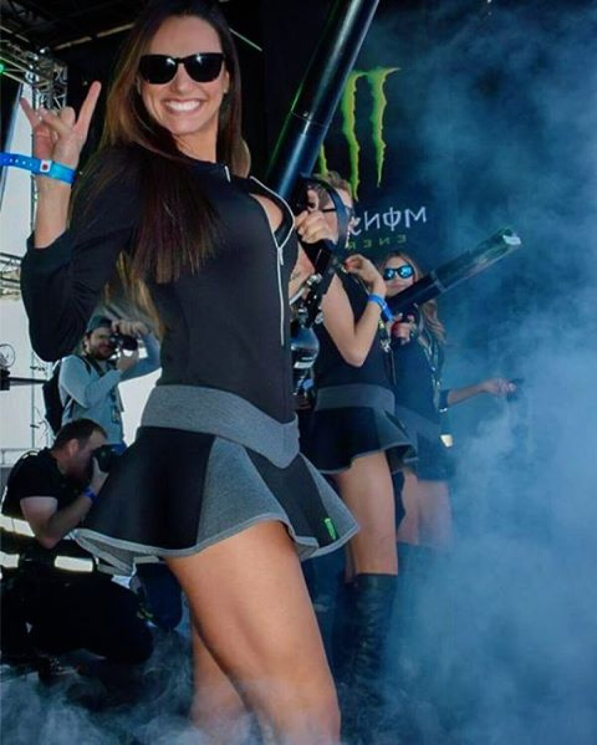 GALERIE FOTO Ce noroc a avut un pilot de Moto GP » Una dintre cele mai sexy femei din lume l-a cerut în căsătorie în direct :)