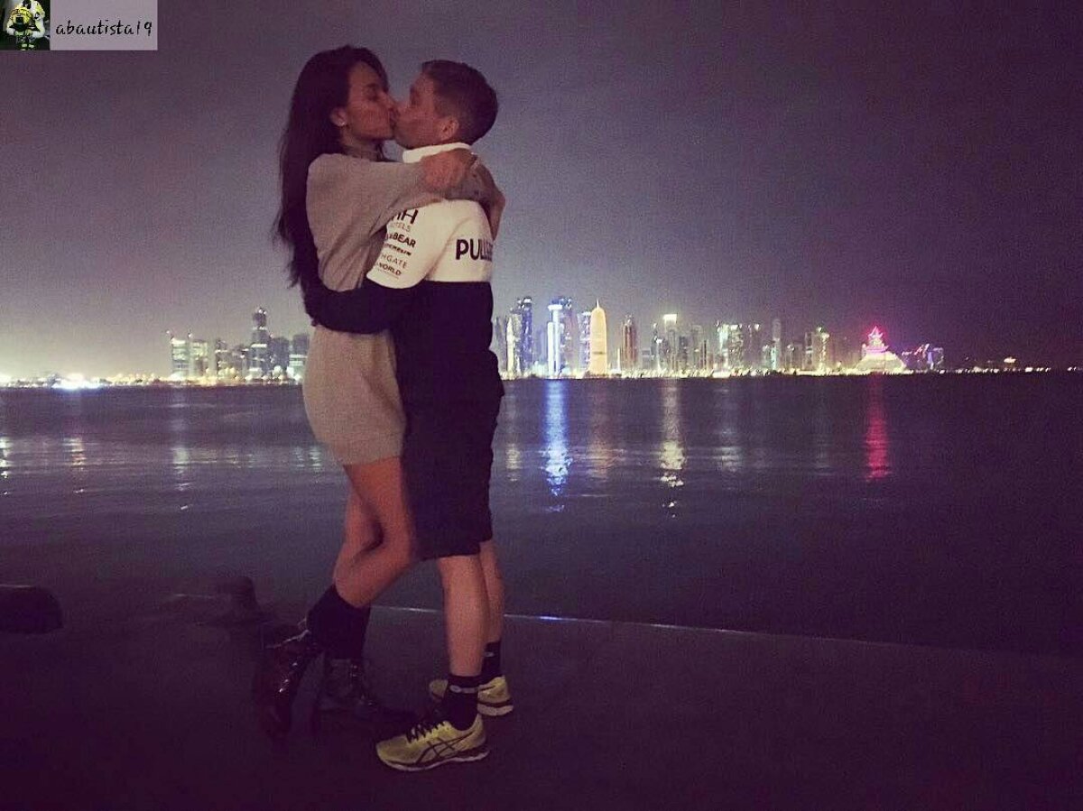 GALERIE FOTO Ce noroc a avut un pilot de Moto GP » Una dintre cele mai sexy femei din lume l-a cerut în căsătorie în direct :)