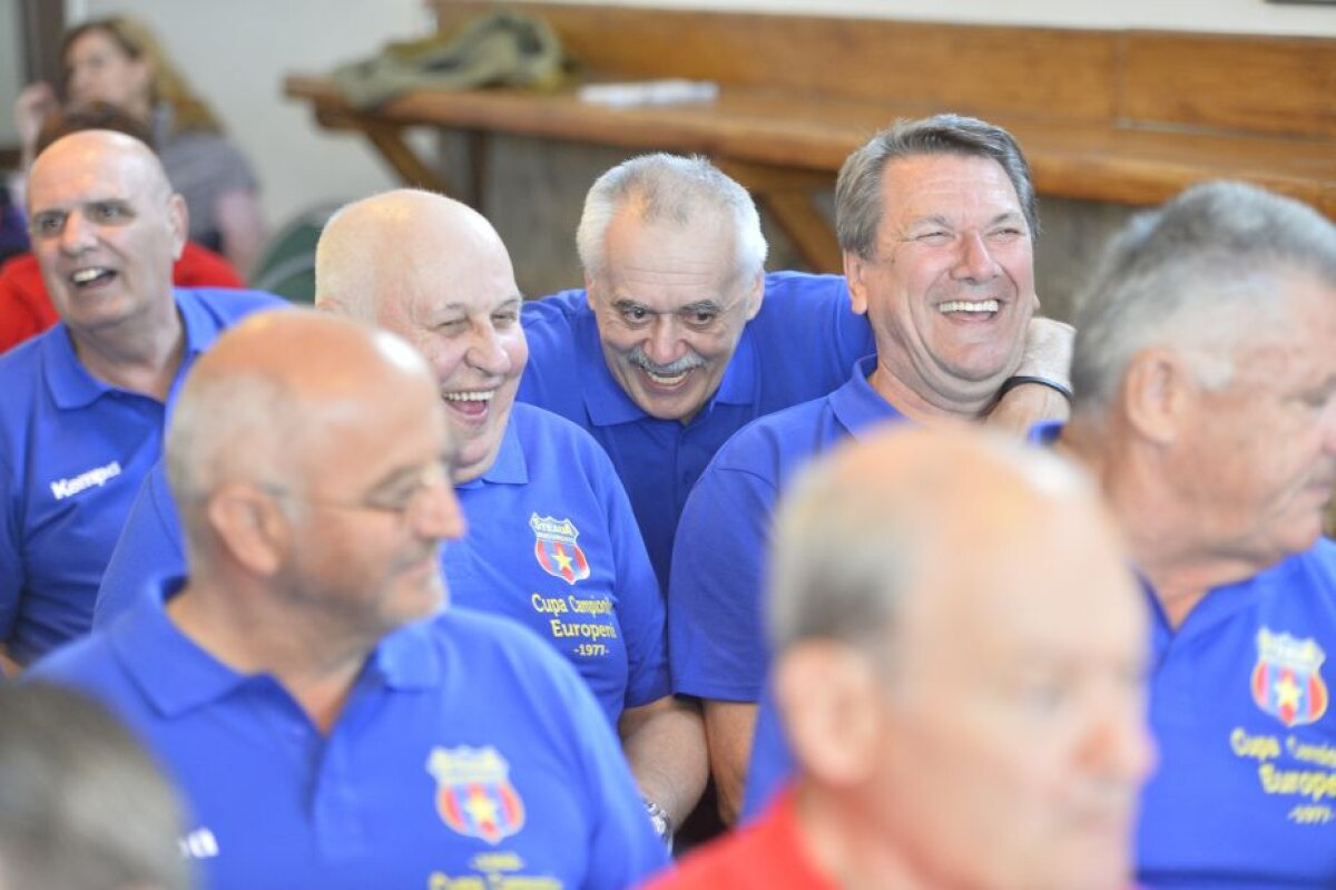 FOTO Semicerc peste 40 de ani » Componenții echipelor de handbal din 1968 și 1977 s-au reunit la Cheile Grădiștei pentru a celebra 49, respectiv 40 de ani de la câștigarea CCE