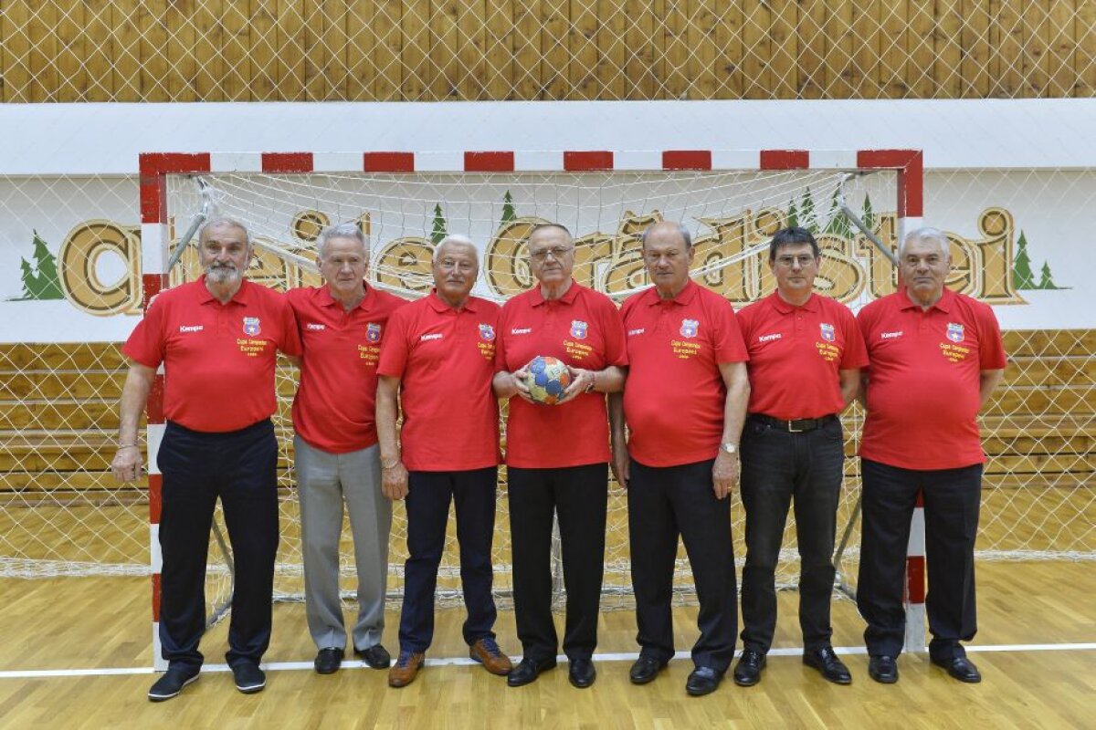 FOTO Semicerc peste 40 de ani » Componenții echipelor de handbal din 1968 și 1977 s-au reunit la Cheile Grădiștei pentru a celebra 49, respectiv 40 de ani de la câștigarea CCE