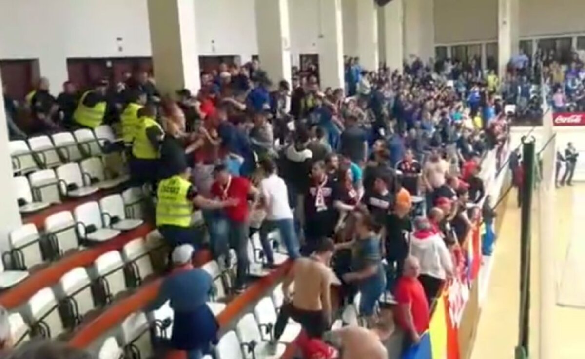 VIDEO+FOTO Momente de groază la handbal! Suporterii lui Dinamo au năvălit în tribună peste soțiile și copiii adversarilor și au fost evacuați » Varianta dinamoviștilor: "Am fost provocați"