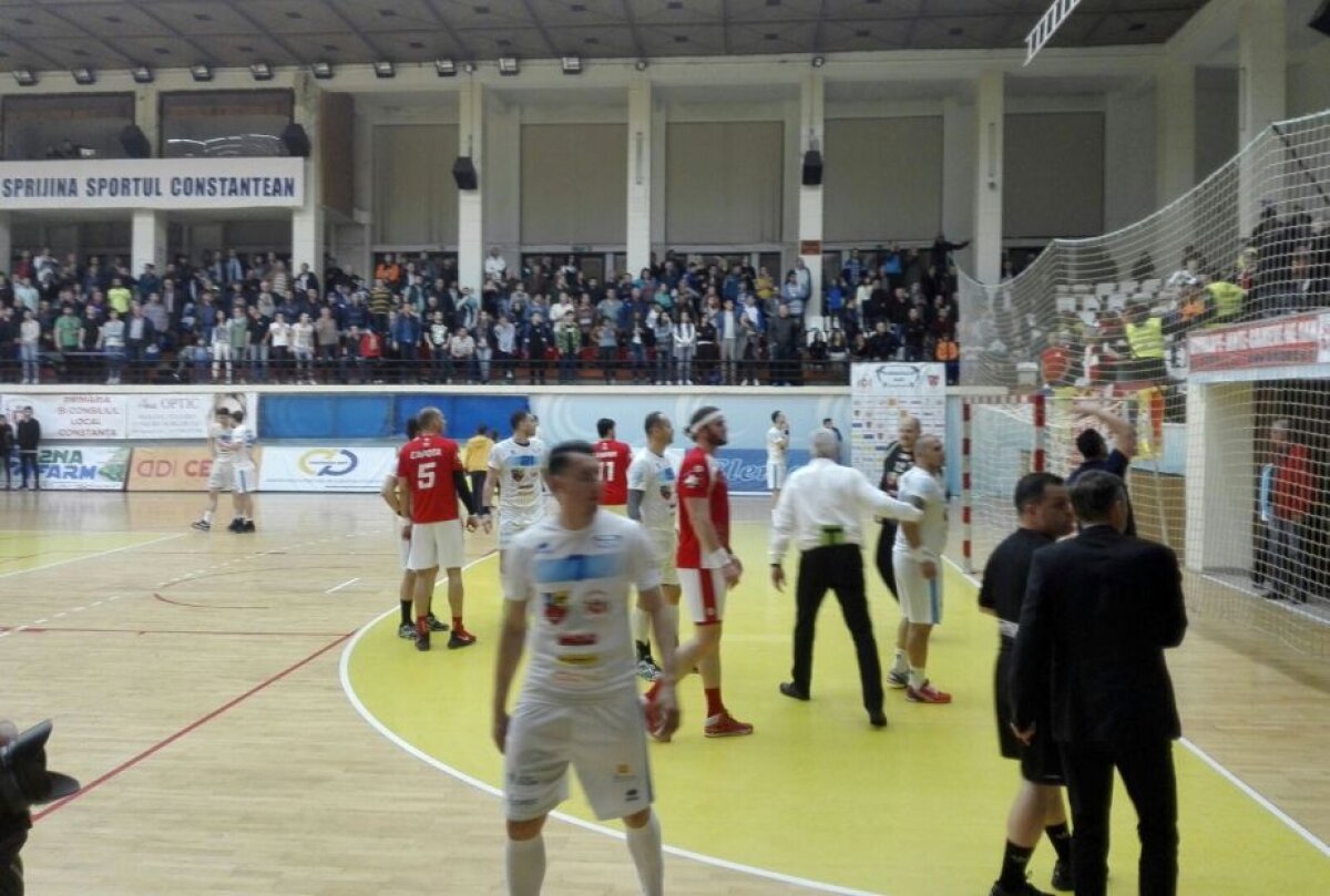 VIDEO+FOTO Momente de groază la handbal! Suporterii lui Dinamo au năvălit în tribună peste soțiile și copiii adversarilor și au fost evacuați » Varianta dinamoviștilor: "Am fost provocați"