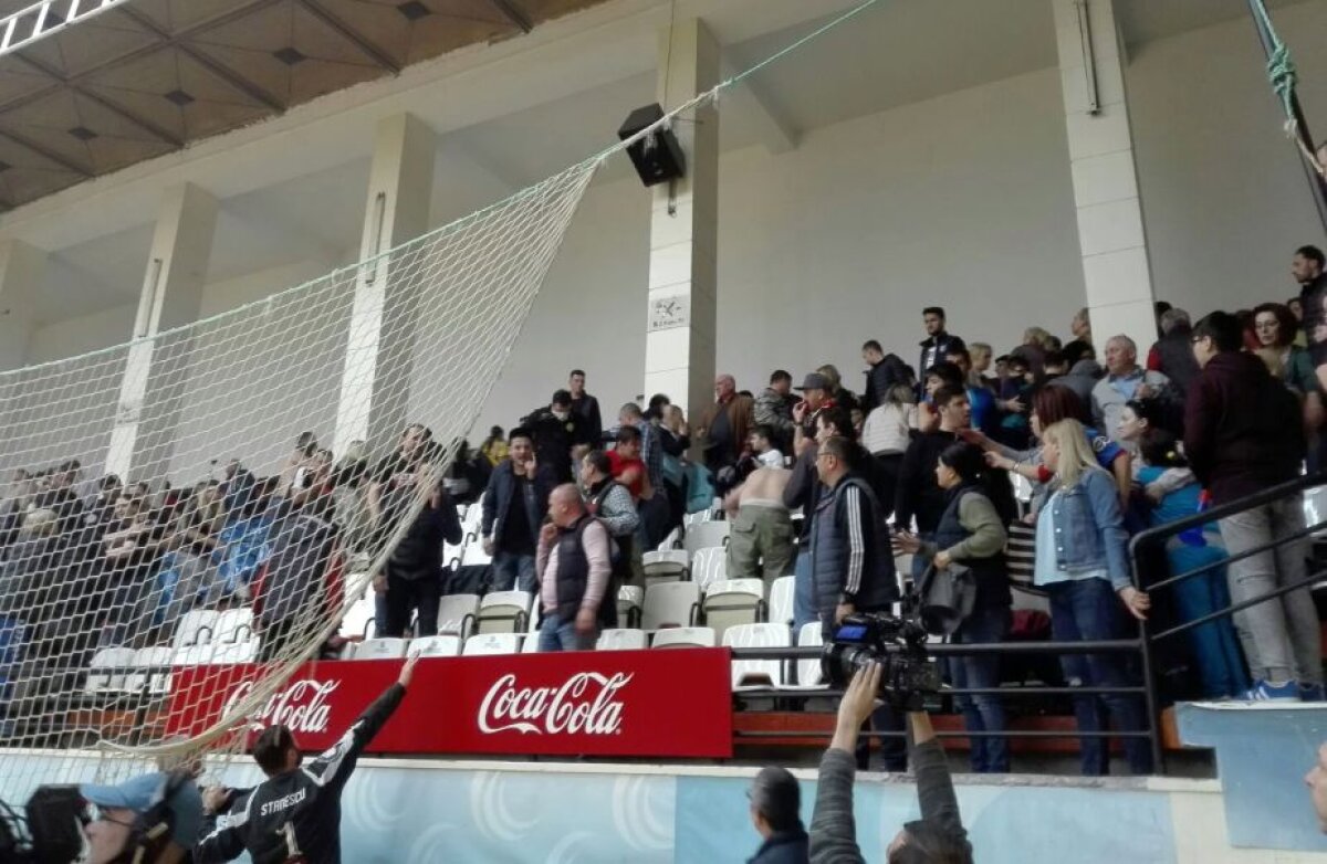 VIDEO+FOTO Momente de groază la handbal! Suporterii lui Dinamo au năvălit în tribună peste soțiile și copiii adversarilor și au fost evacuați » Varianta dinamoviștilor: "Am fost provocați"