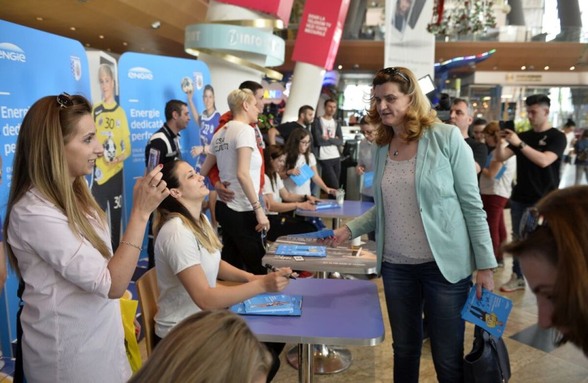 FOTO Sesiune de autografe cu campioanele Europei! Handbalistele de la CSM București, apel către fani 