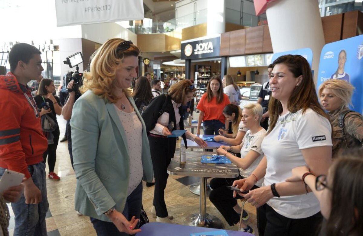 FOTO Sesiune de autografe cu campioanele Europei! Handbalistele de la CSM București, apel către fani 