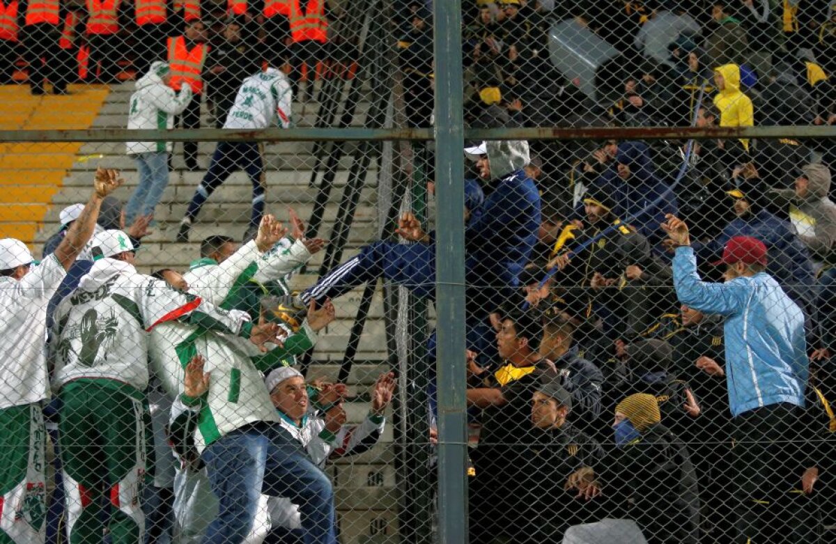 VIDEO+FOTO Un fost star din Serie A a provocat un scandal uriaș! 18 polițiști răniți în timpul meciului