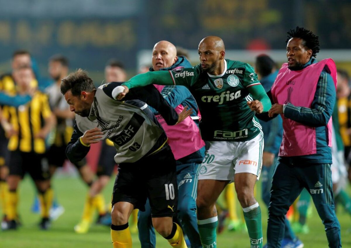 VIDEO+FOTO Un fost star din Serie A a provocat un scandal uriaș! 18 polițiști răniți în timpul meciului