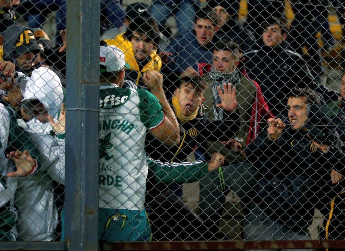 VIDEO+FOTO Un fost star din Serie A a provocat un scandal uriaș! 18 polițiști răniți în timpul meciului