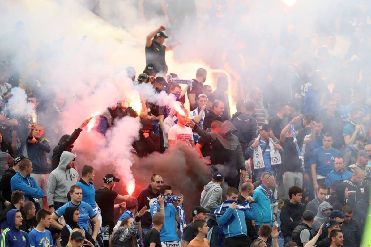 FOTO Nebunie la Sofia în derbyul Levski - ȚSKA! Thomas Neubert s-a prăbușit pe pistă, lovit de petarde și pietre! Alți doi antrenori de la ȚSKA răniți