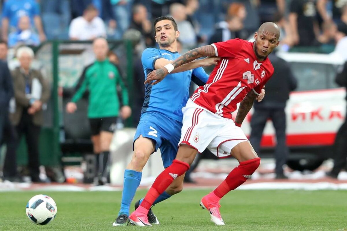 FOTO Nebunie la Sofia în derbyul Levski - ȚSKA! Thomas Neubert s-a prăbușit pe pistă, lovit de petarde și pietre! Alți doi antrenori de la ȚSKA răniți