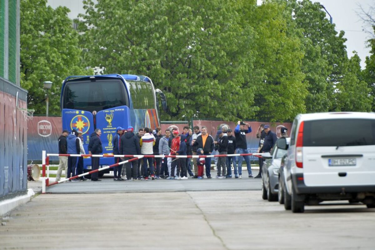 EXCLUSIV / VIDEO +FOTO » 150 de suporteri ai lui FCSB i-au încurajat pe jucători + Imagini de la antrenament