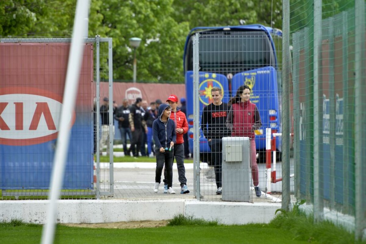 EXCLUSIV / VIDEO +FOTO » 150 de suporteri ai lui FCSB i-au încurajat pe jucători + Imagini de la antrenament