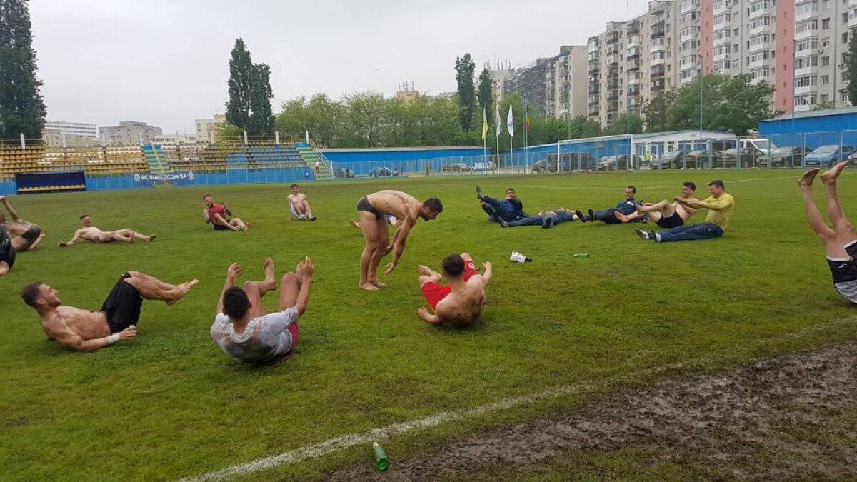 VIDEO+FOTO Juventus București a promovat matematic în Liga 1! EXCLUSIV Petrecere în noroi pentru jucătorii din Colentina