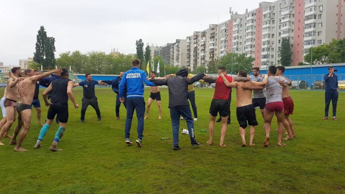 VIDEO+FOTO Juventus București a promovat matematic în Liga 1! EXCLUSIV Petrecere în noroi pentru jucătorii din Colentina