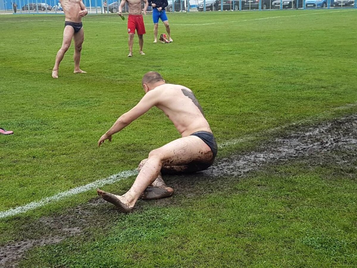 VIDEO+FOTO Juventus București a promovat matematic în Liga 1! EXCLUSIV Petrecere în noroi pentru jucătorii din Colentina