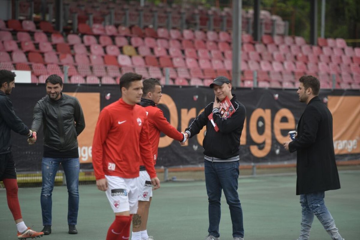 VIDEO + FOTO Fanii dinamovişti au făcut spectacol înaintea partidei cu FCSB » L-au convins pe Contra: "Sunt aproape de a rămâne" 