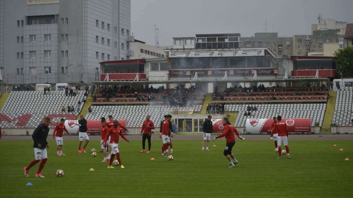 VIDEO + FOTO Fanii dinamovişti au făcut spectacol înaintea partidei cu FCSB » L-au convins pe Contra: "Sunt aproape de a rămâne" 