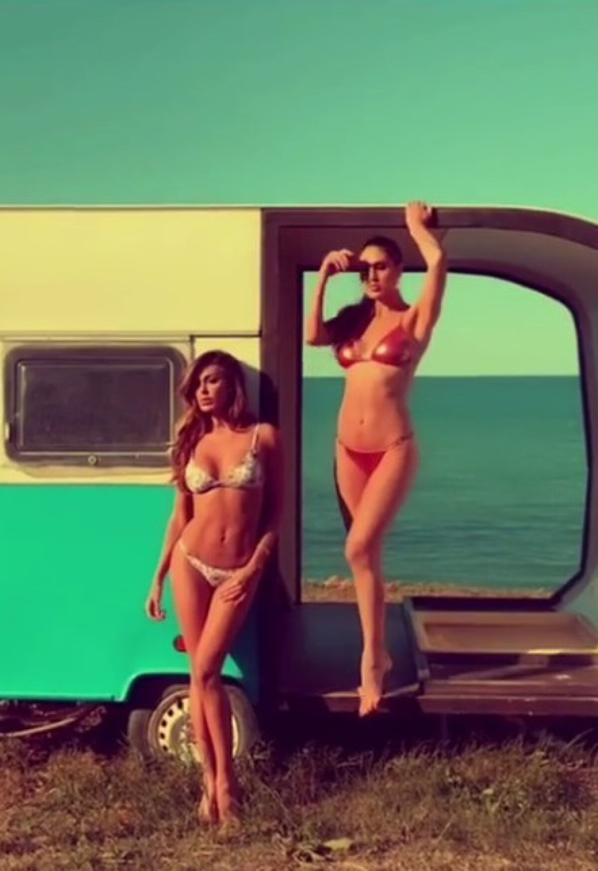 FOTO Au intrat în afaceri și fac pereche bună împreună! Două surori fotomodele apar în cel mai fierbinte pictorial