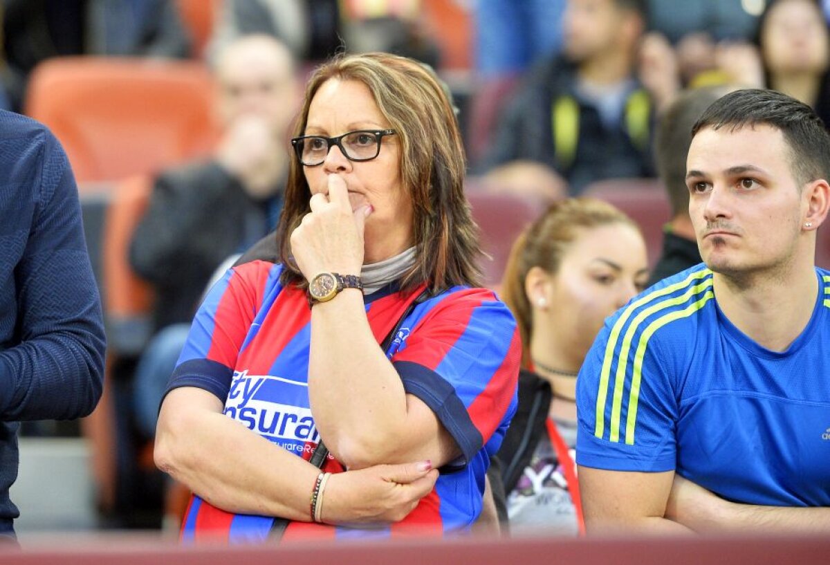 FOTO Imagine inedită surprinsă în tribune, la Derby » Mama lui Alibec și-a făcut apariția într-un tricou ciudat!