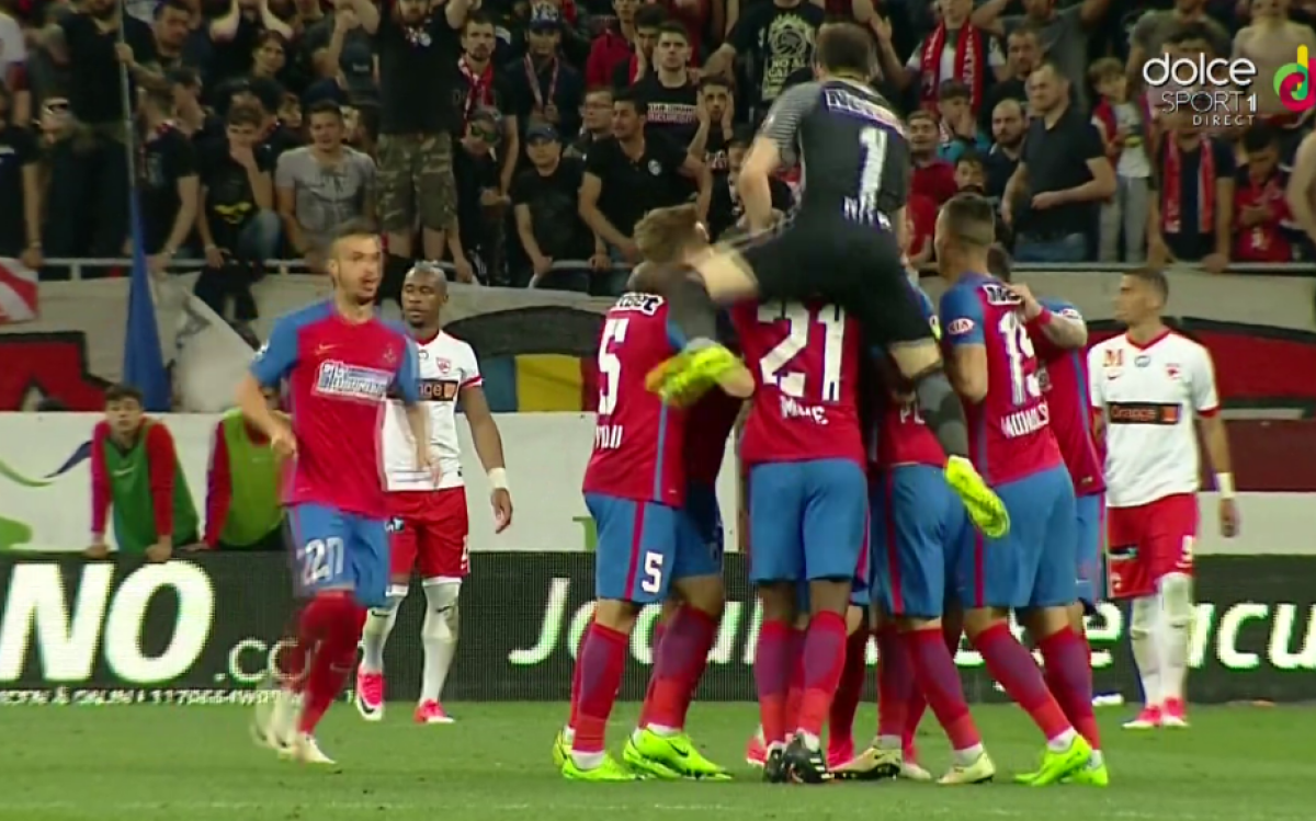 FOTO Așa gol, așa bucurie :) Cascadorii râsului » Niță l-a accidentat pe Moke după gol