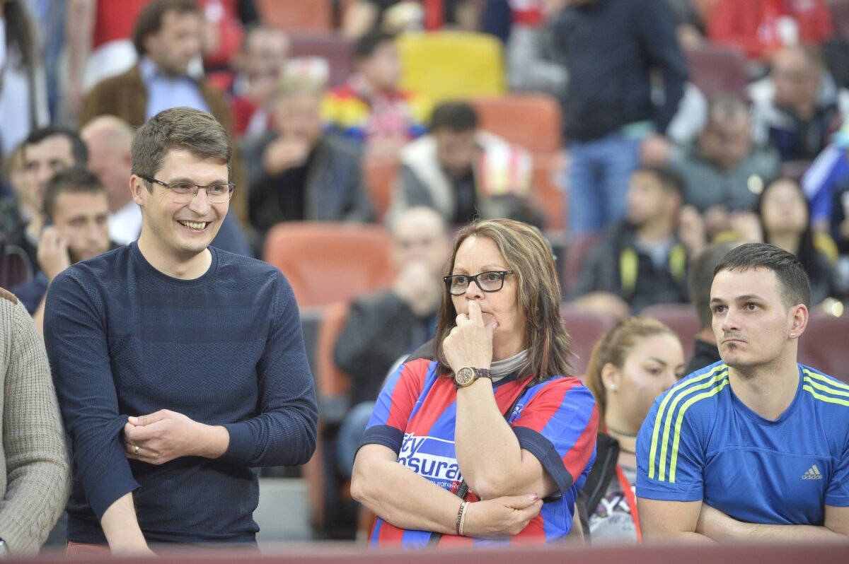 FOTO Tribune ca în vremurile bune! Atmosferă incendiară la Derby de România