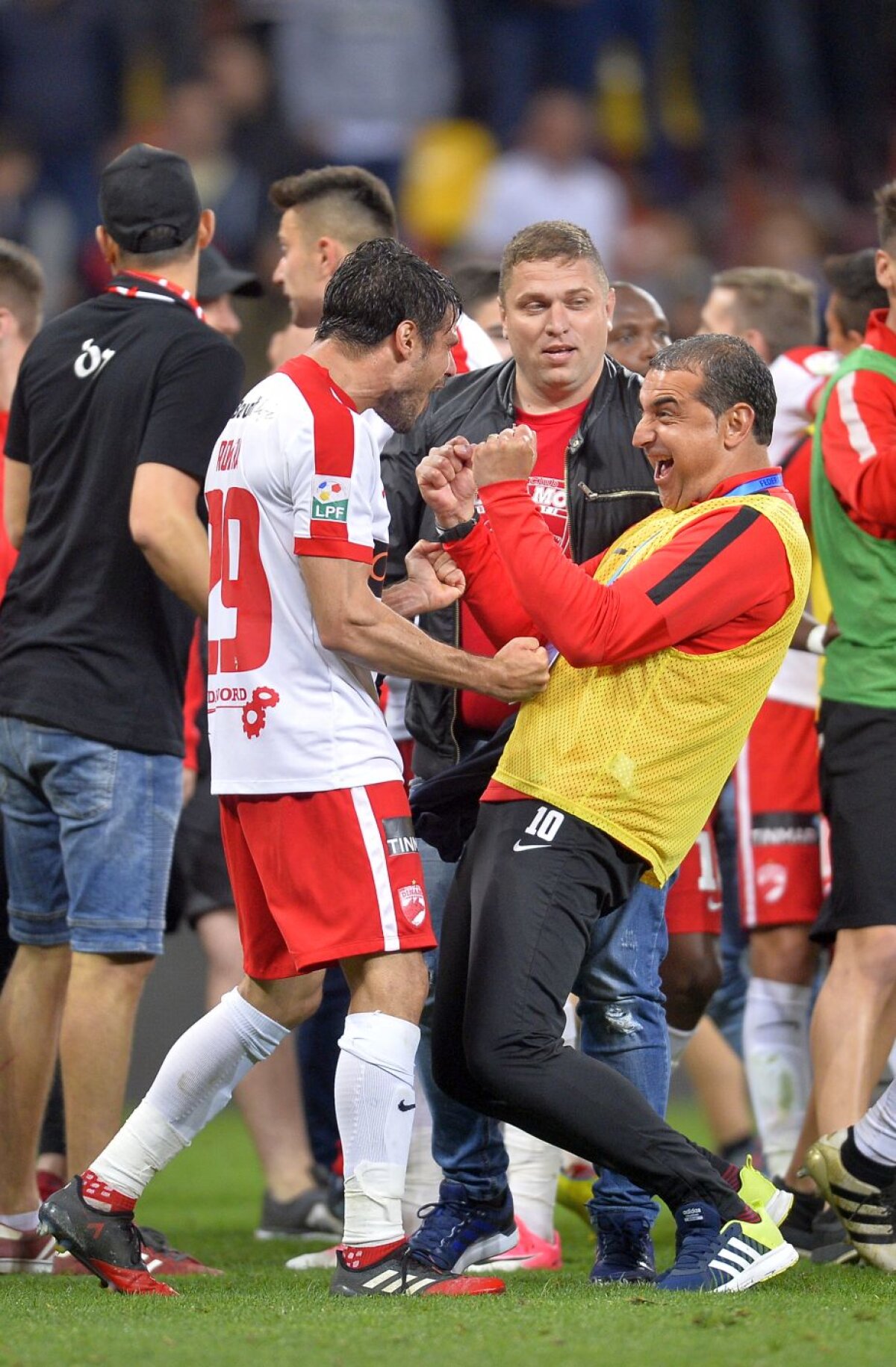 FOTO Ce nu s-a văzut la TV » Sărutul dulce al victoriei în derby, ironii către steliști, chiar pe gazon + Dinamoviștii au sărbătorit cu bere în vestiar