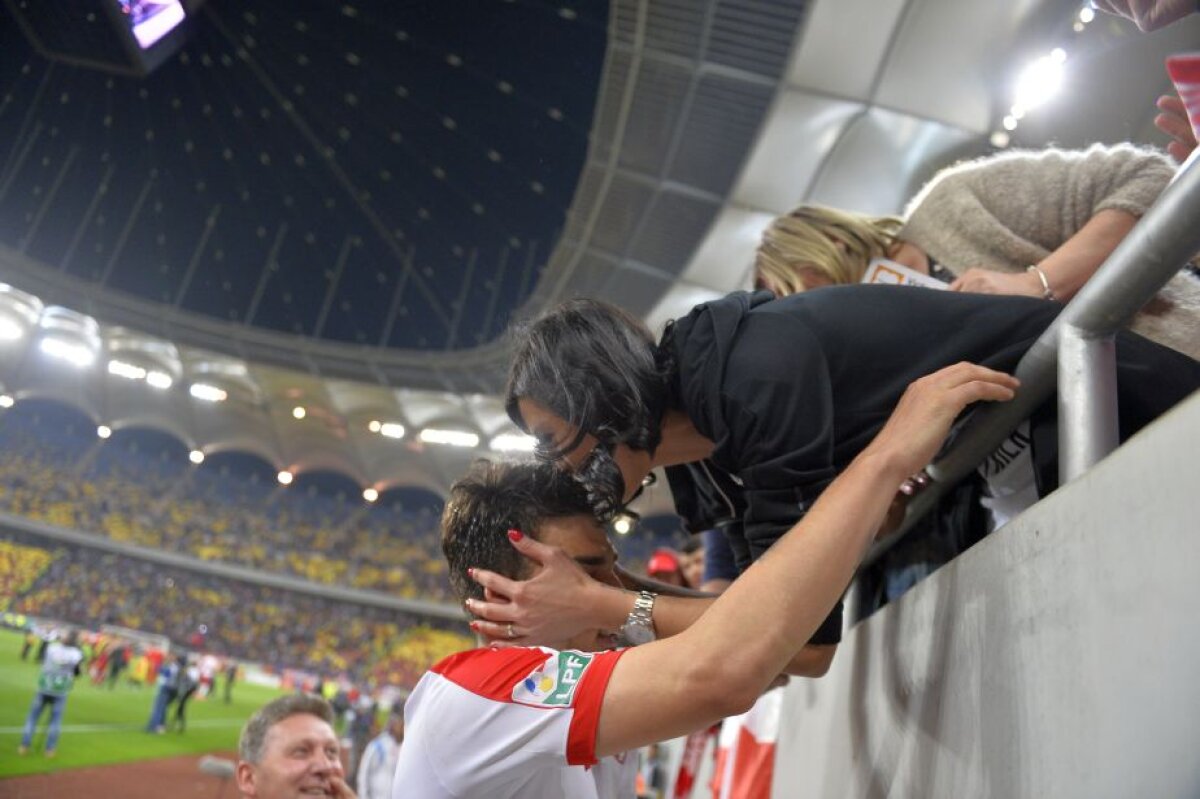 FOTO Ce nu s-a văzut la TV » Sărutul dulce al victoriei în derby, ironii către steliști, chiar pe gazon + Dinamoviștii au sărbătorit cu bere în vestiar