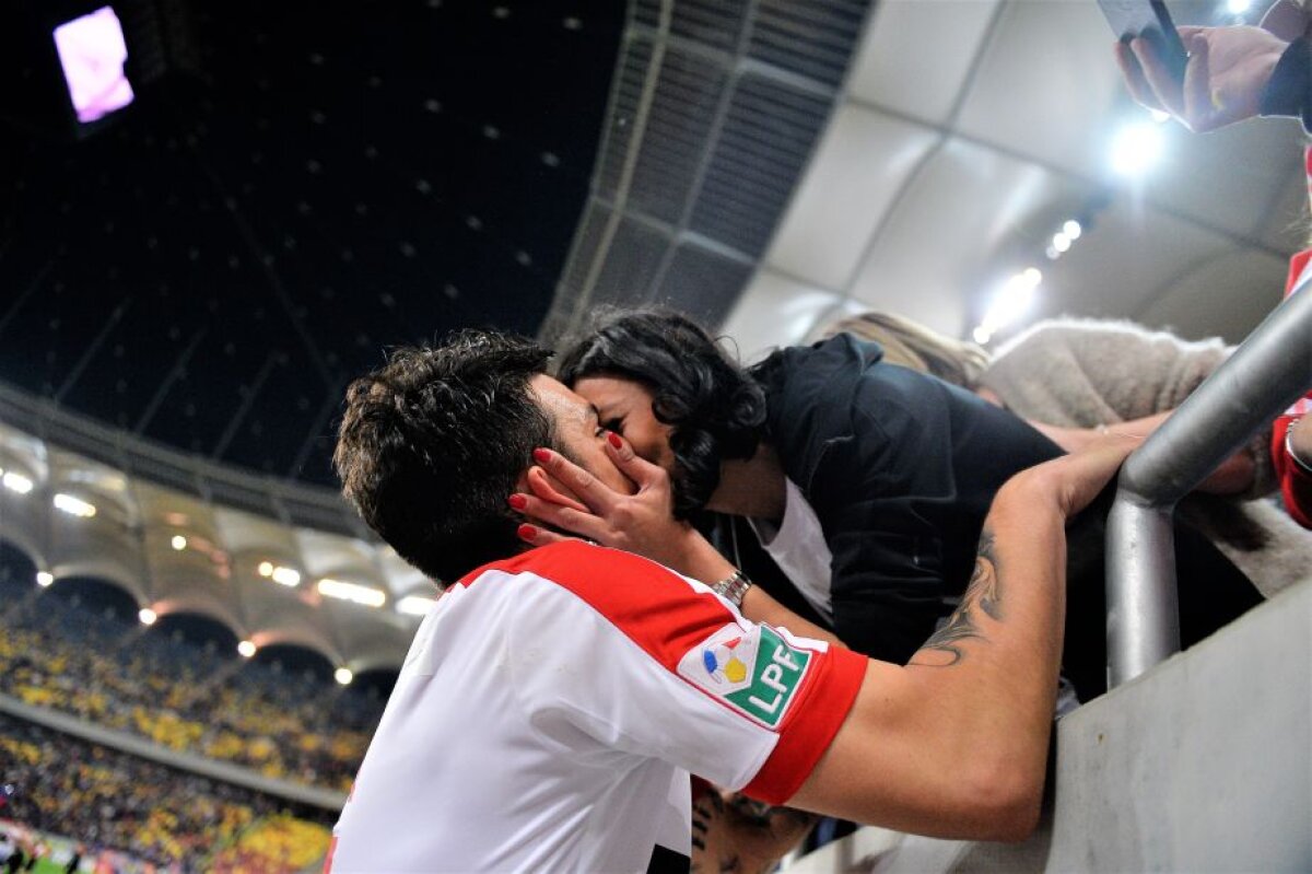 FOTO Ce nu s-a văzut la TV » Sărutul dulce al victoriei în derby, ironii către steliști, chiar pe gazon + Dinamoviștii au sărbătorit cu bere în vestiar