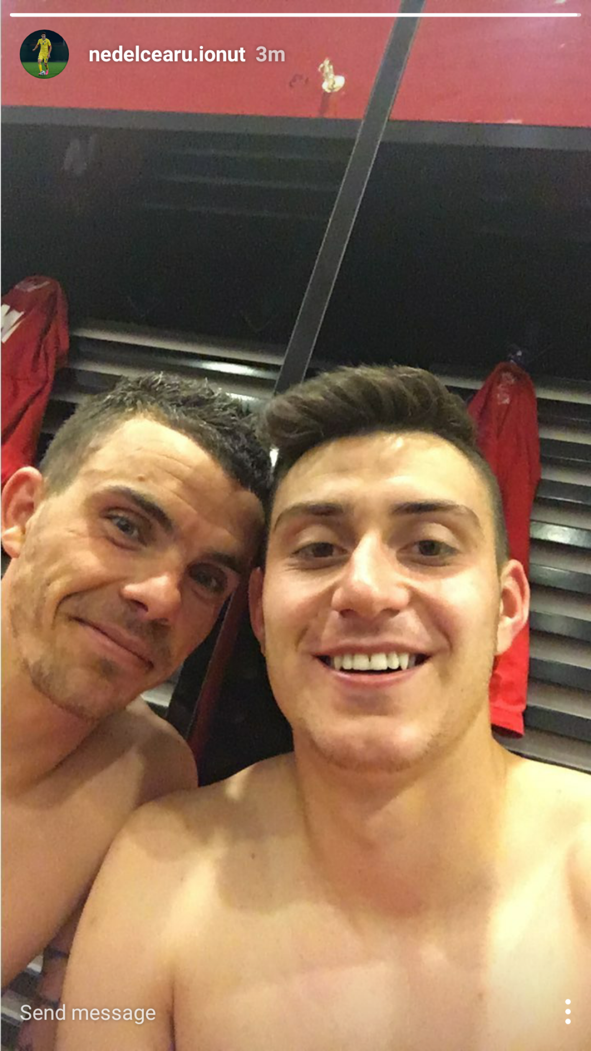 FOTO Ce nu s-a văzut la TV » Sărutul dulce al victoriei în derby, ironii către steliști, chiar pe gazon + Dinamoviștii au sărbătorit cu bere în vestiar