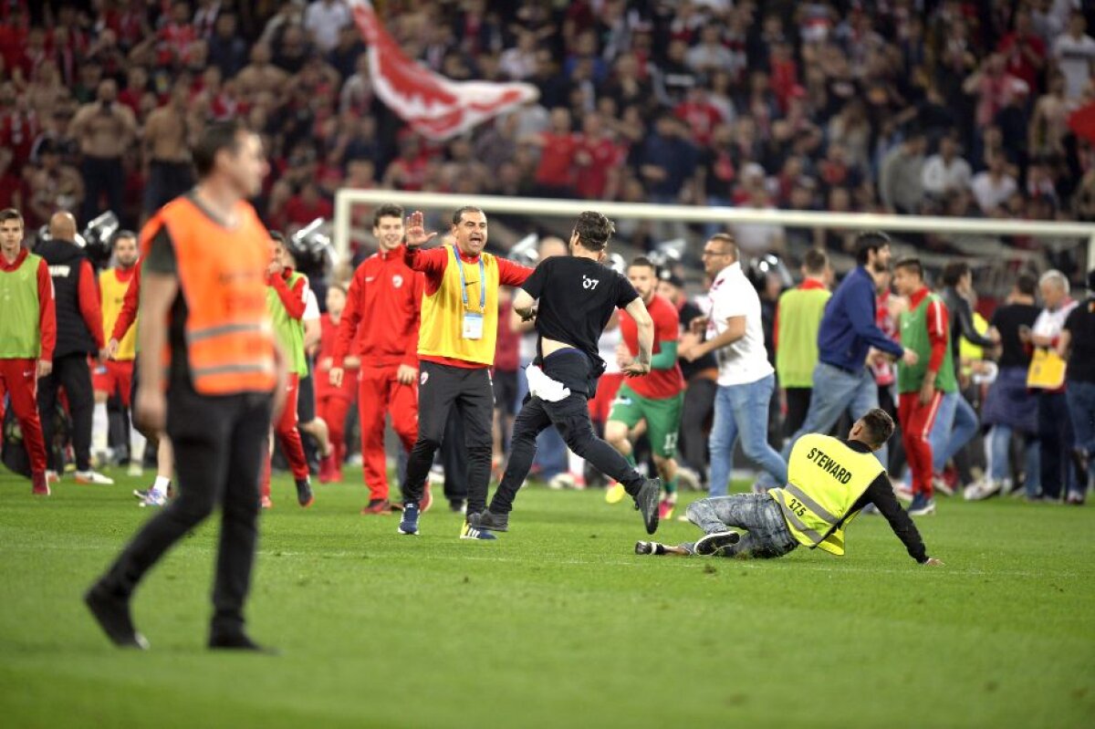 FOTO Ce nu s-a văzut la TV » Sărutul dulce al victoriei în derby, ironii către steliști, chiar pe gazon + Dinamoviștii au sărbătorit cu bere în vestiar