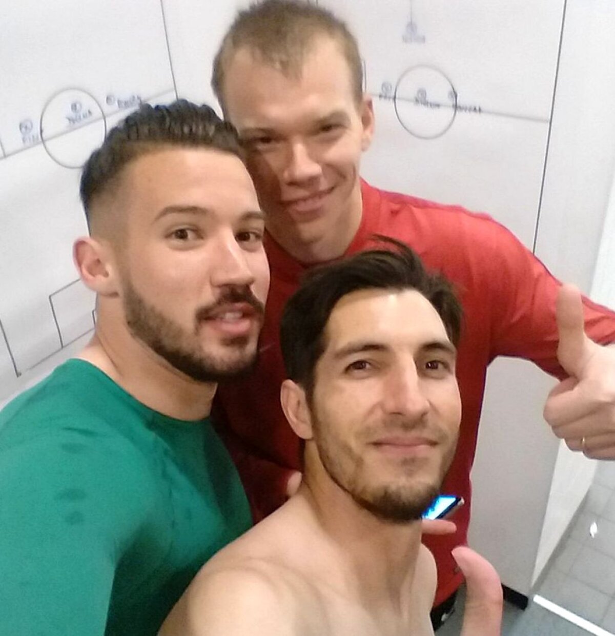 FOTO Ce nu s-a văzut la TV » Sărutul dulce al victoriei în derby, ironii către steliști, chiar pe gazon + Dinamoviștii au sărbătorit cu bere în vestiar