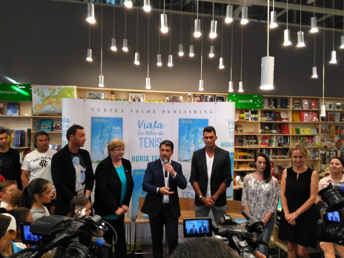 GALERIE FOTO Horia Tecău şi-a lansat cartea la Constanţa! Campionul de la Wimbledon le-a făcut un cadou copiilor