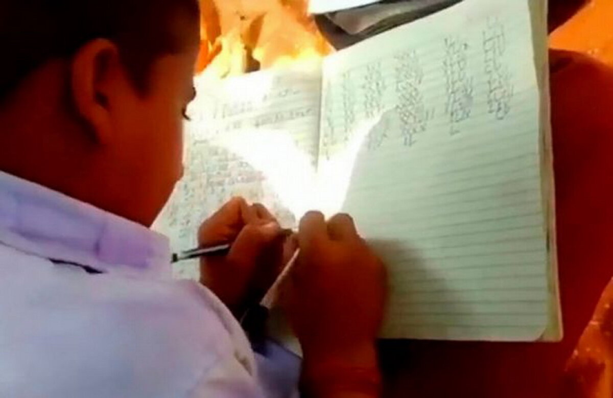 VIDEO Incredibil! Școala unde se scrie cu două mâini în același timp