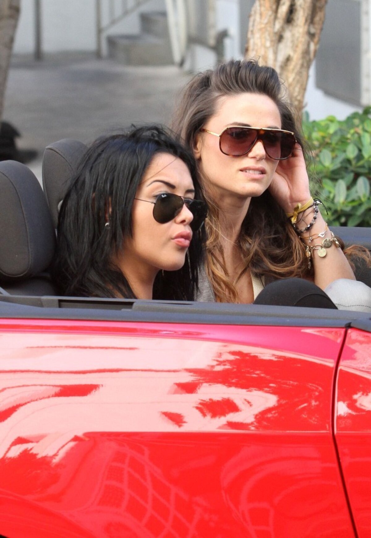 FOTO Din pușcărie în pictoriale incendiare! Nabilla a dat startul reclamelor superfierbinți pe plajă