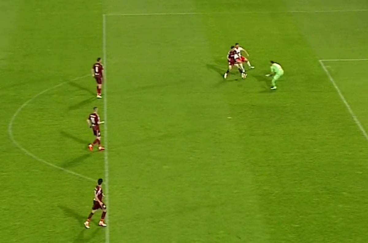 VIDEO+FOTO Steliștii insinuează că unul dintre jucătorii CFR-ului ar face un meci suspect cu Dinamo! În startul reprizei secunde, jucătorul A GAFAT decisiv :O