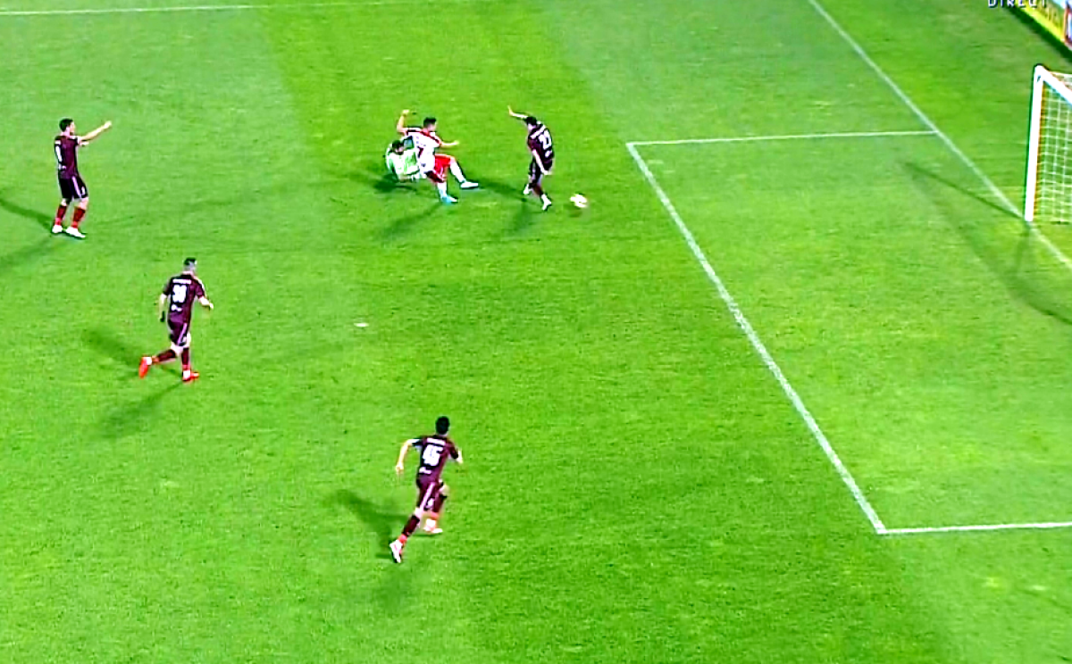 VIDEO+FOTO Steliștii insinuează că unul dintre jucătorii CFR-ului ar face un meci suspect cu Dinamo! În startul reprizei secunde, jucătorul A GAFAT decisiv :O