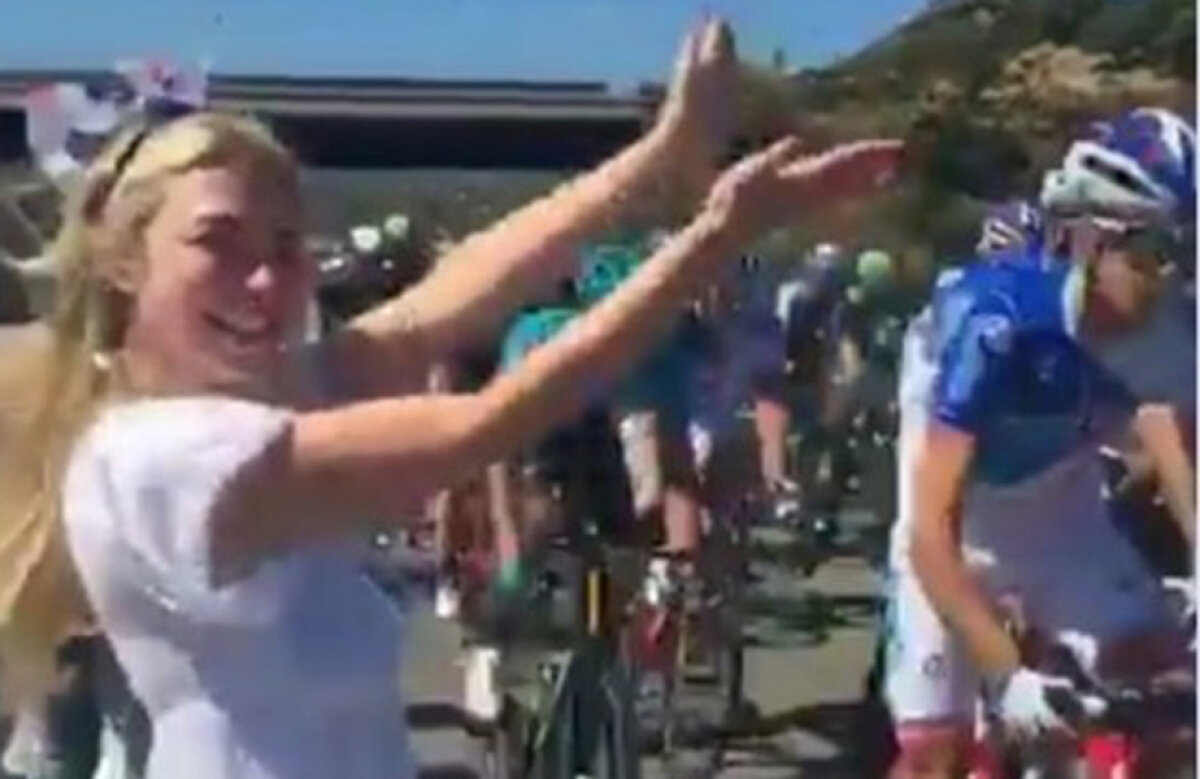 VIDEO+FOTO Totul pentru un live sexy: un fotomodel a fost la un pas să fie acroșat de cicliștii din Il Giro! 