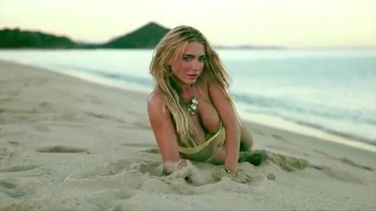 VIDEO+FOTO Totul pentru un live sexy: un fotomodel a fost la un pas să fie acroșat de cicliștii din Il Giro! 