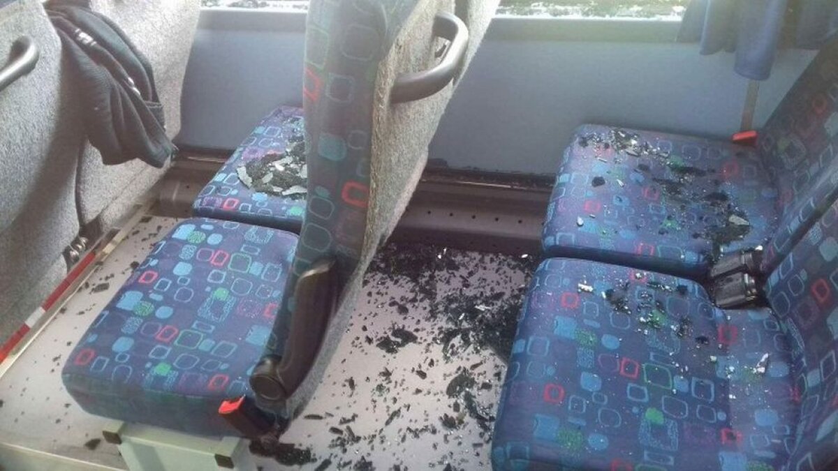 VIDEO + FOTO Scene șocante la Botoșani! Autocarul fanilor lui Gaz Metan, atacat cu pietre! EXCLUSIV Reacția conducerii gazdelor