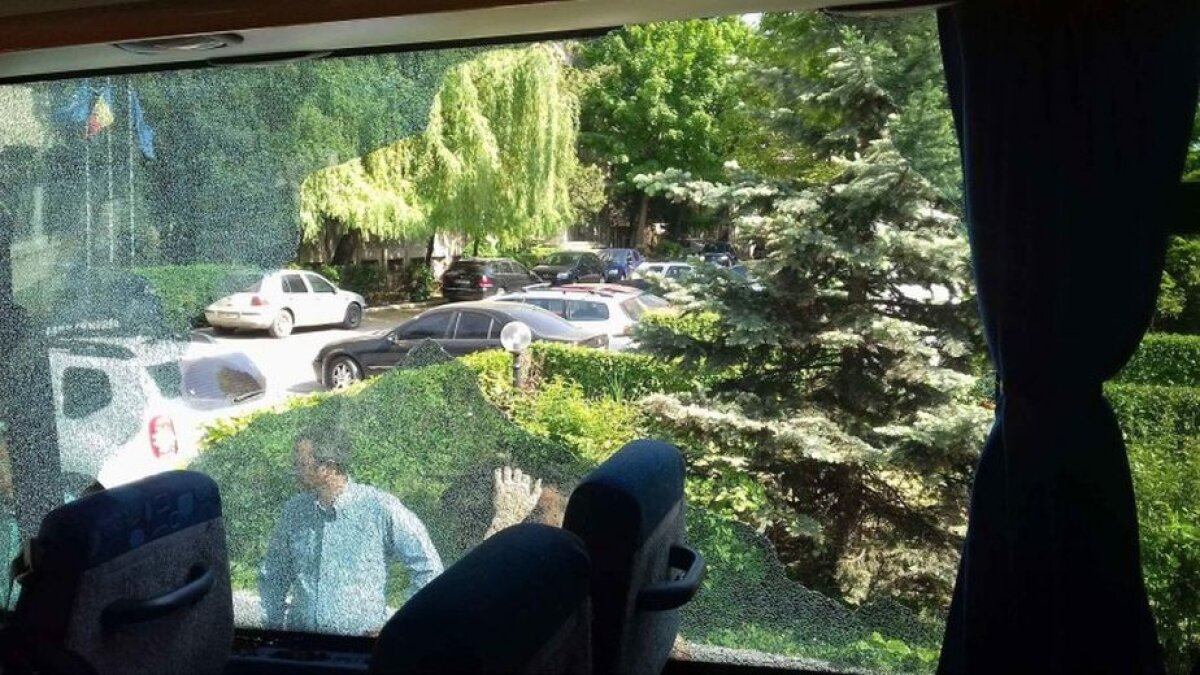 VIDEO + FOTO Scene șocante la Botoșani! Autocarul fanilor lui Gaz Metan, atacat cu pietre! EXCLUSIV Reacția conducerii gazdelor