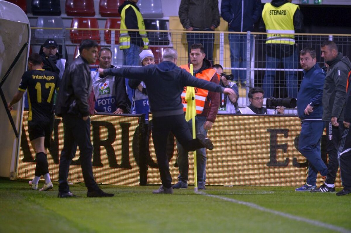 GALERIE FOTO Faza de la finalul meciului Astra - FCSB care nu s-a văzut » Șumudică distrugătorul: reacție nervoasă la intrarea pe tunel