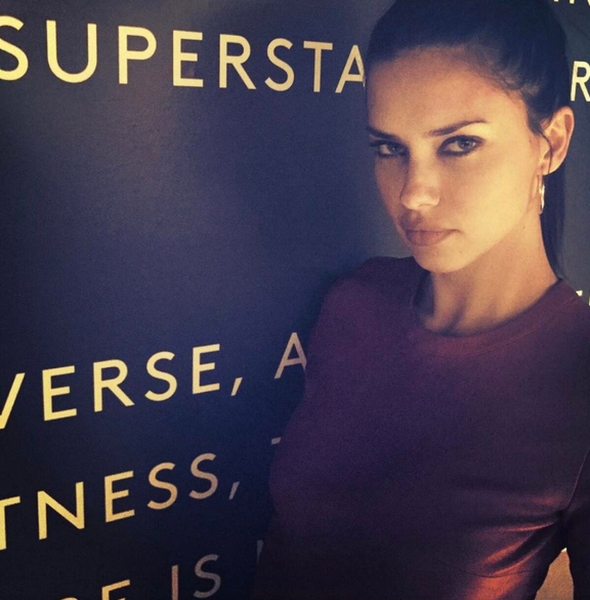 VIDEO&FOTO Un jucător norocos » Adriana Lima a fost sedusă din nou de un sportiv: ce apariții incendiare i-a dedicat